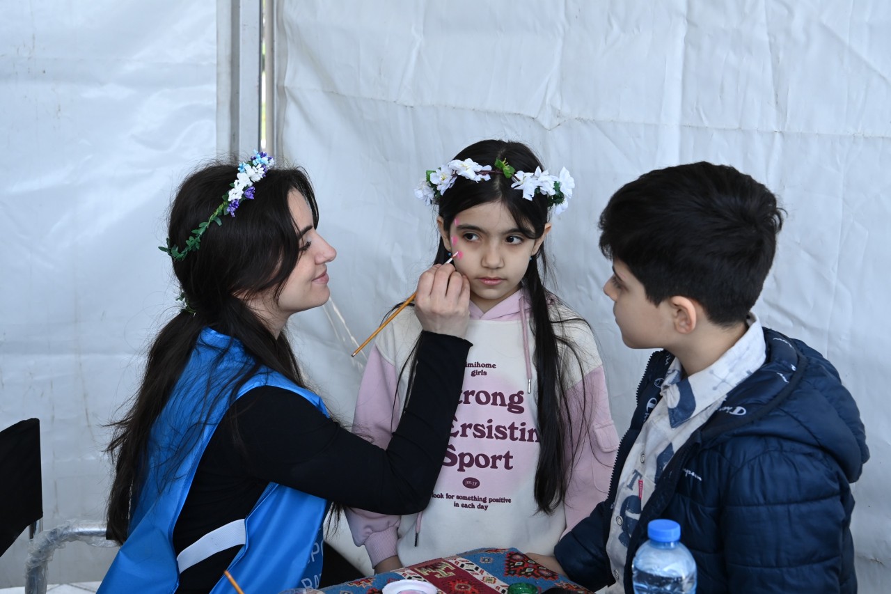 Paytaxtda Xəzərin suları avarçəkmə və yelkənli qayıqlarla bəzəndi - FOTOLAR